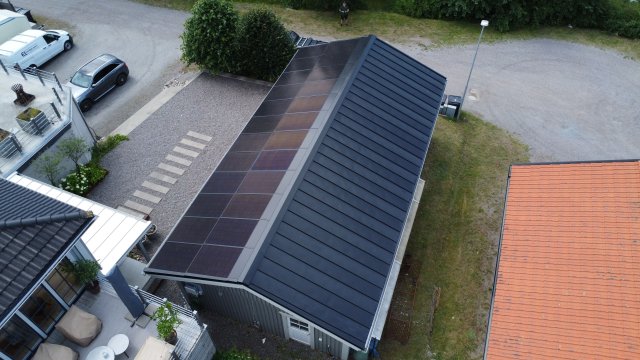 Modern houses featuring solar roofing. Solarstone.